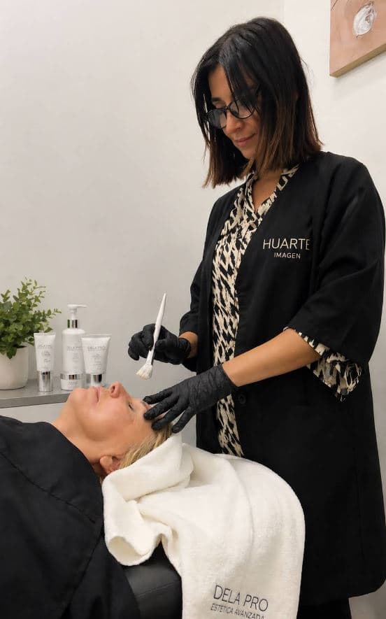 Sesión de belleza y maquillaje profesional